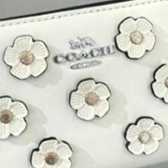 ❤️ Snap Wallet With Floral Applique - Picture 2 of 6